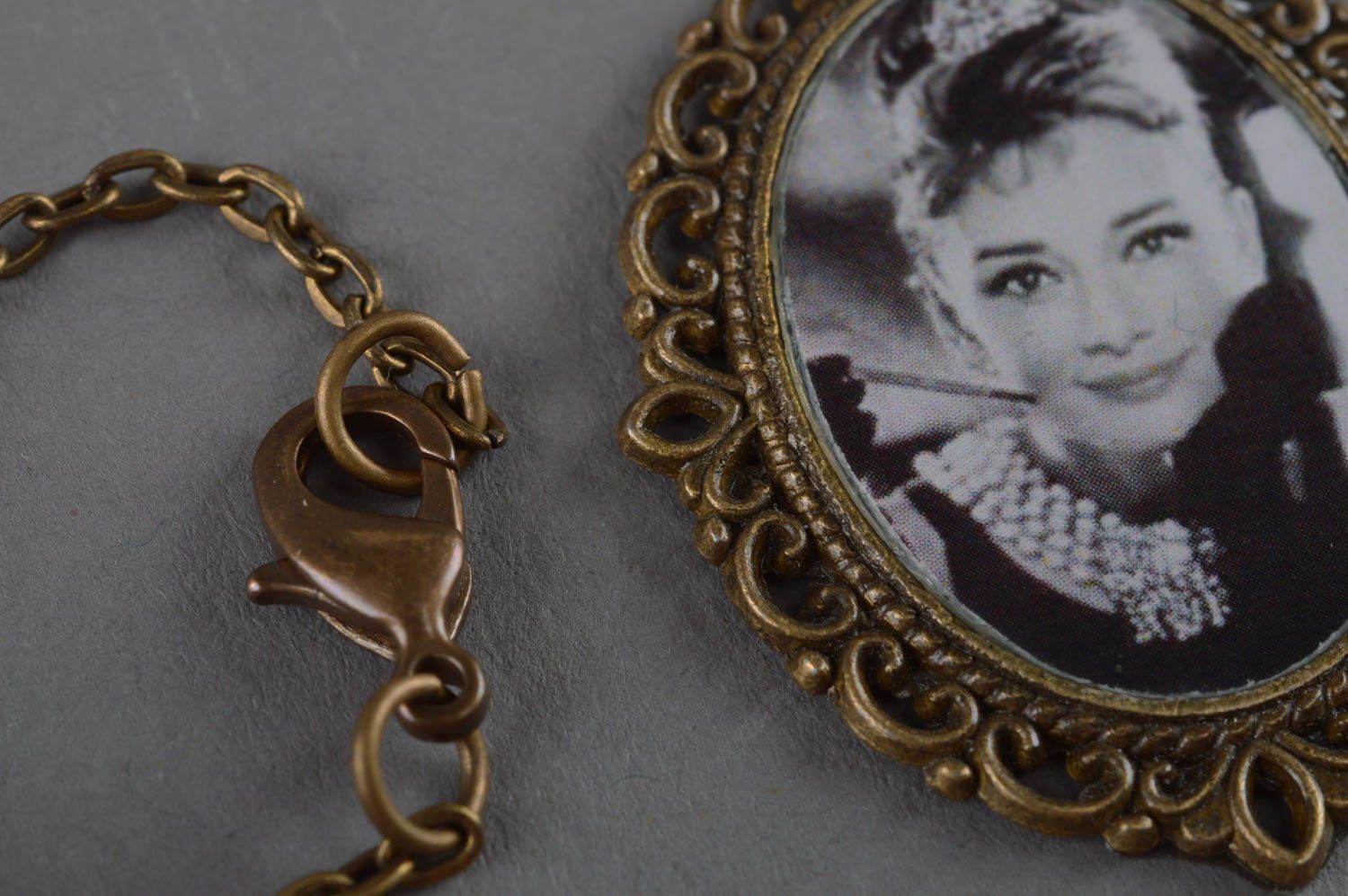 Pendentif vintage sur chaîne fait main ovale original cadeau pour femme photo 3