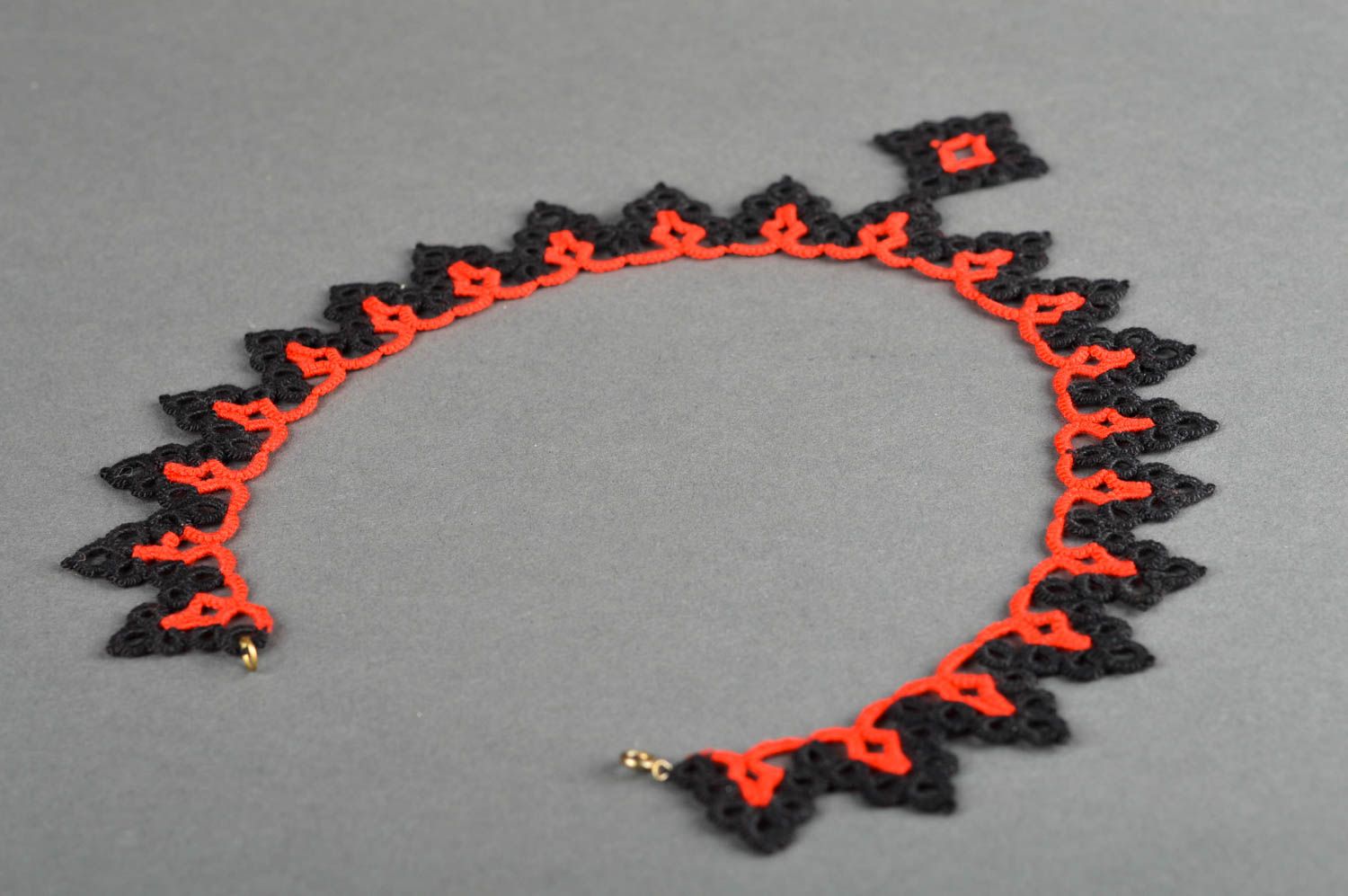 Collier textile en fils Bijou fait main design noir rouge Accessoire femme photo 5