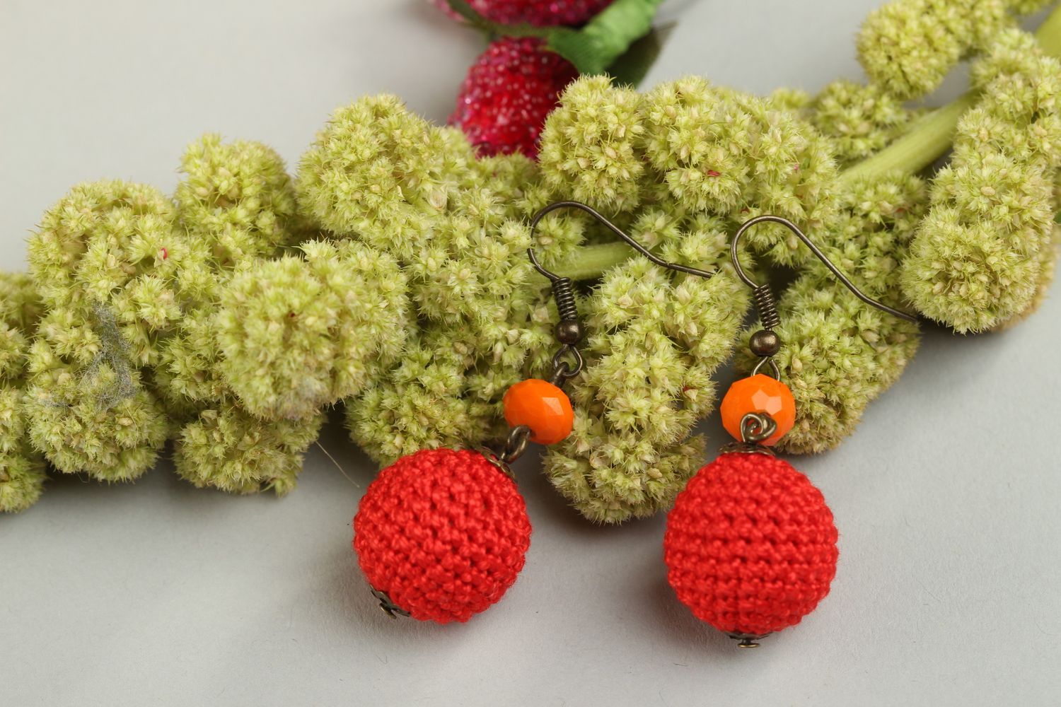 Boucles d'oreilles boules rouges Bijou fait main en coton design Cadeau femme photo 1
