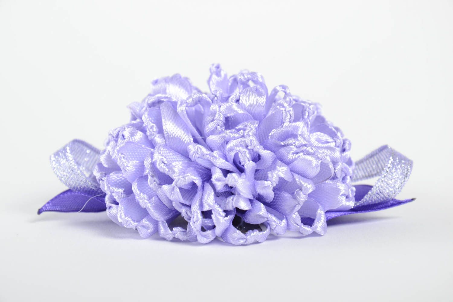 Авторская заколка для волос из атласа в виде объемного цветка ручной работы фото 2