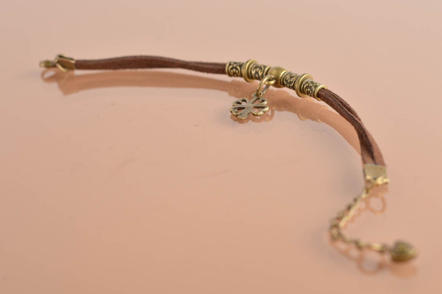 Коричневый браслет из замшевого шнура с подвеской из металла ручная работа фото 5