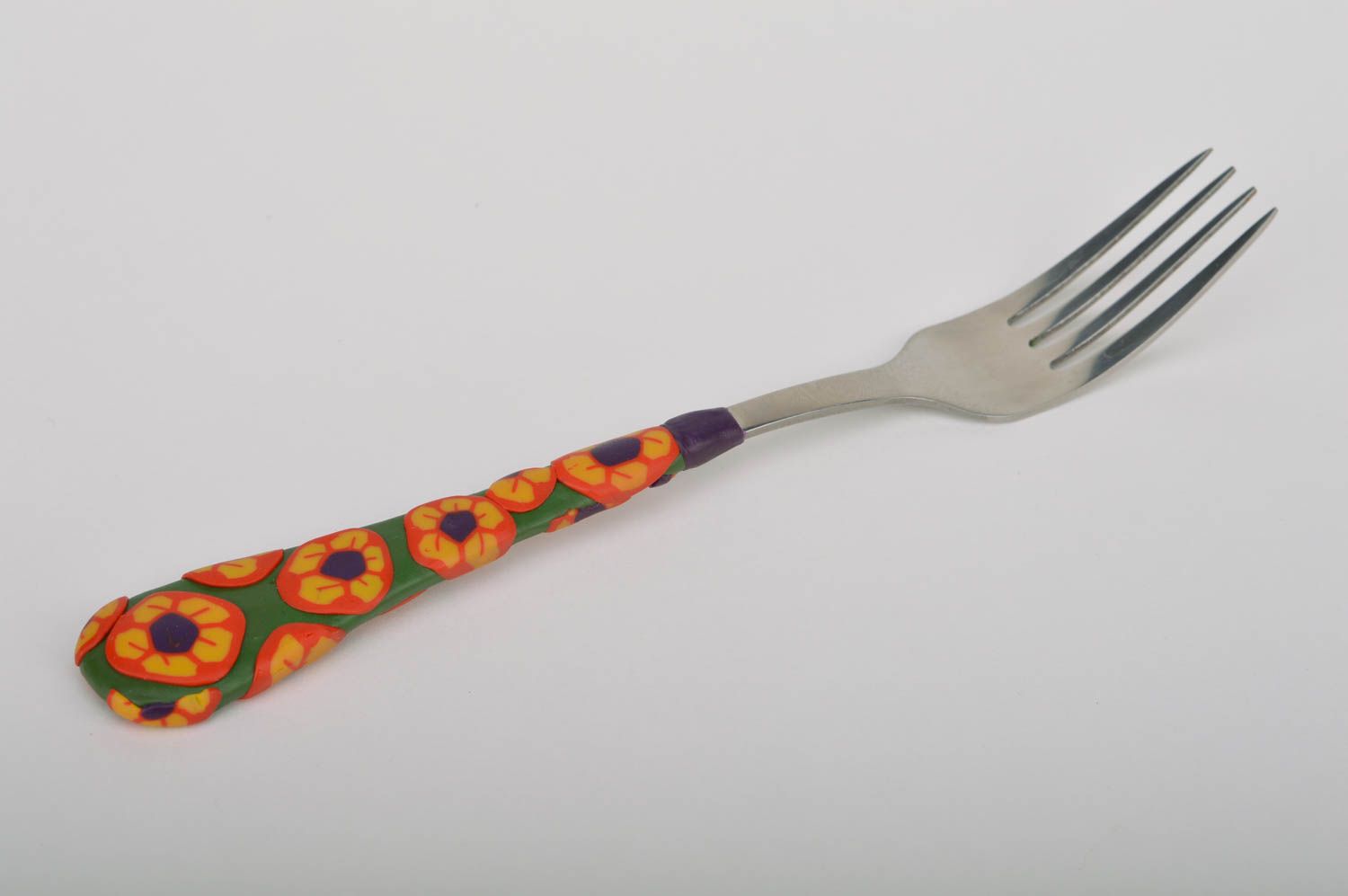 Tenedor artesanal con asa de arcilla polimérica bonito con flores original foto 2