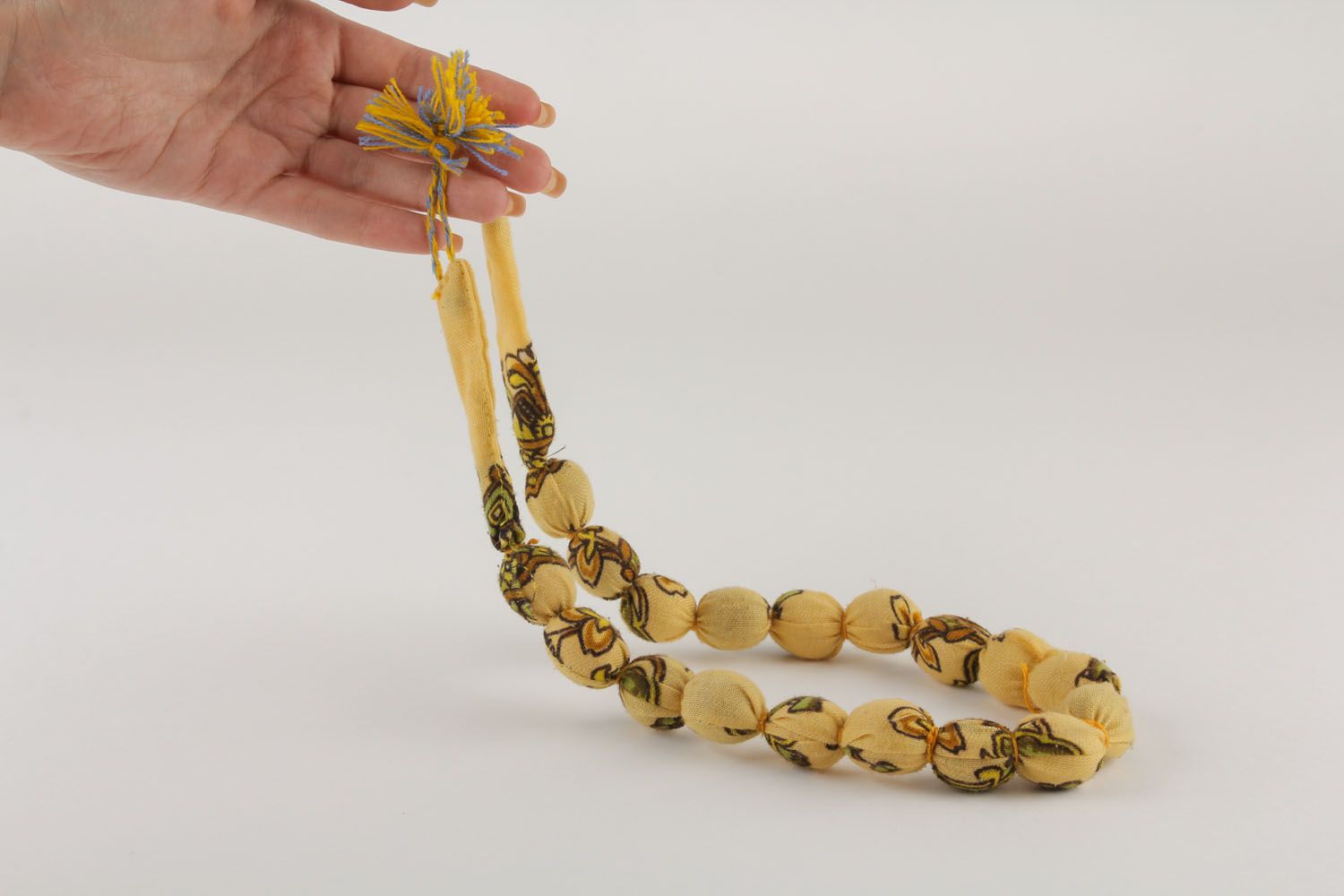Gelbe Halskette aus Holz foto 4