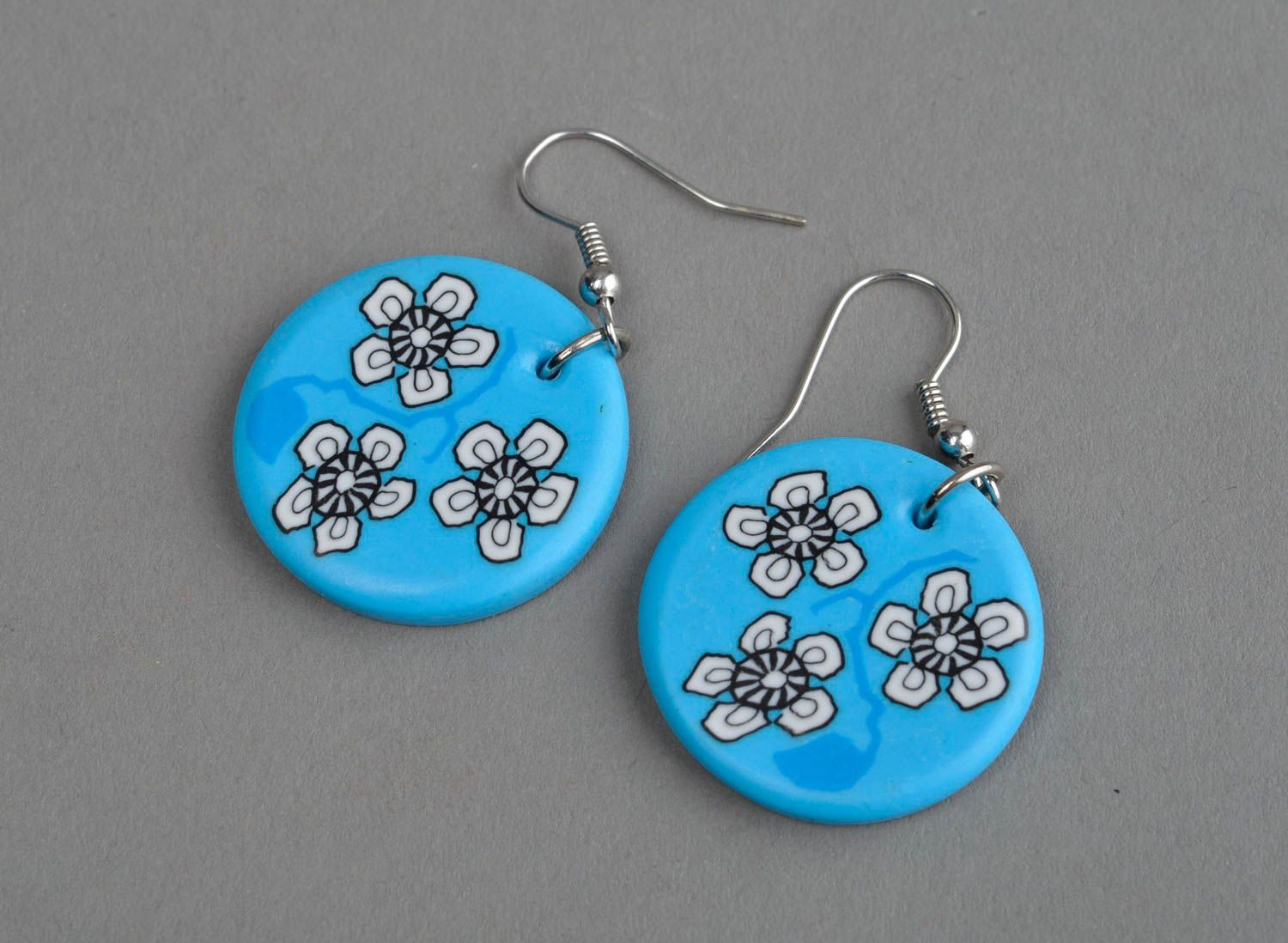 Blaue runde handmade Ohrringe aus Polymerton mit Blumenmuster für Mädchen foto 2
