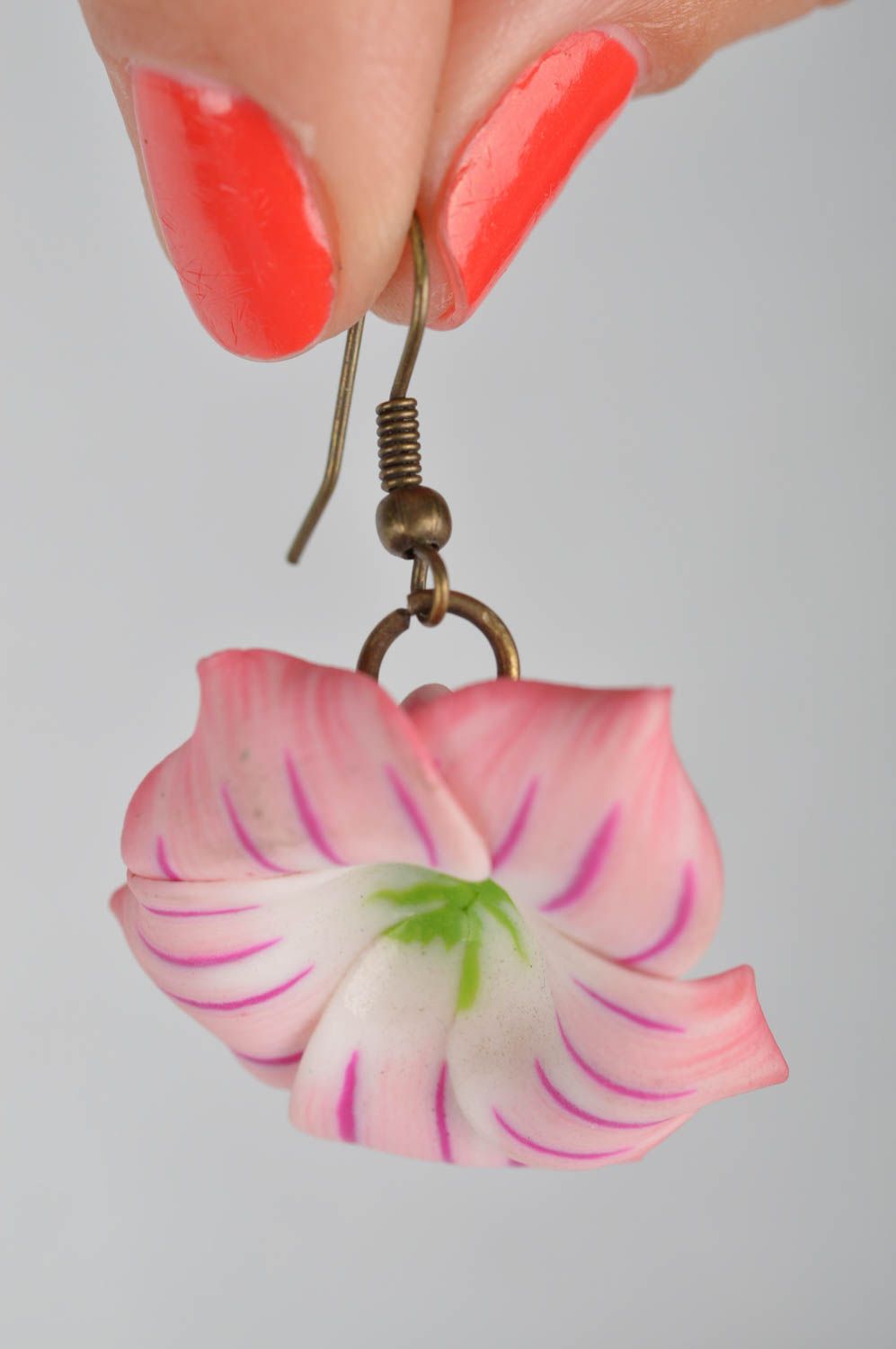Серьги из подвесками в виде цветов из полимерной глины розовые нежные небольшие фото 3
