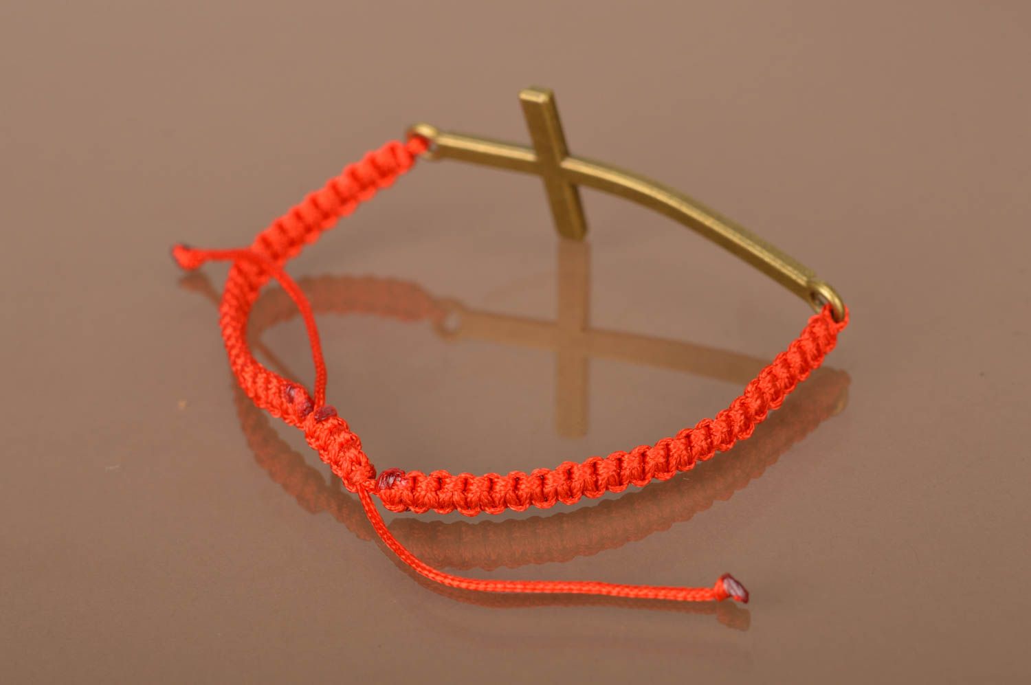 Bracelet rouge tressé en lacet ciré avec croix fait main fin taille réglable photo 5