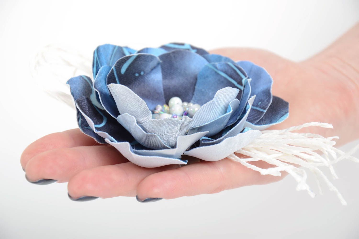 Брошь цветок из ткани синяя с бусинами красивая крупная стильная ручной работы фото 5