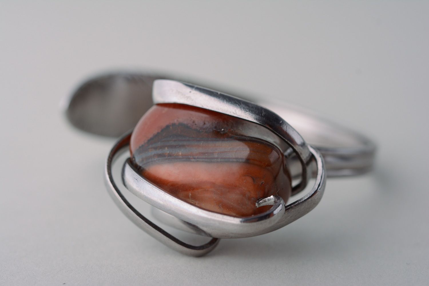 Pulsera de metal artesanal de tenedor con piedra marrón foto 2
