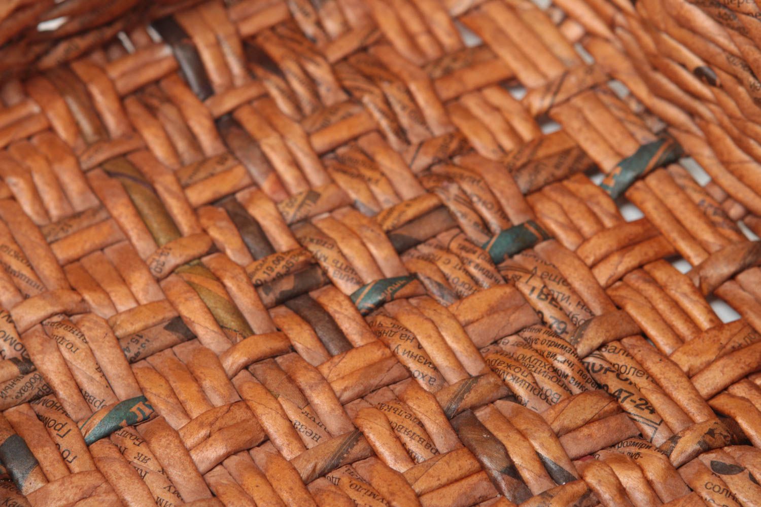 Широкая корзина из бумажной лозы коричневая плетеная небольшая ручной работы фото 4