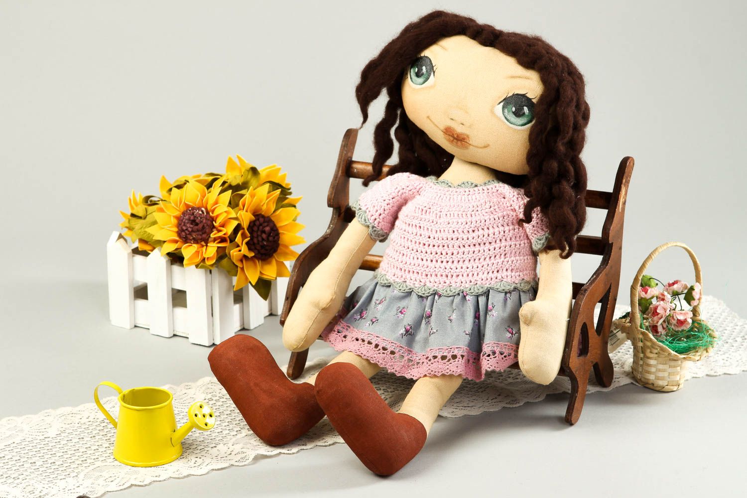 Bambola bella in cotone fatta a mano pupazzo tessile originale e decorativo
 foto 1