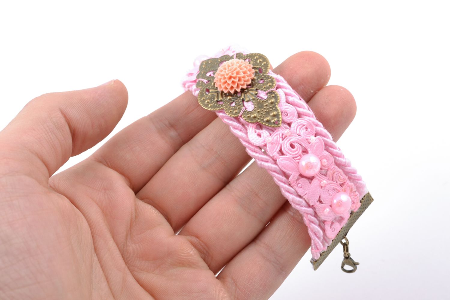 Bracelet en textile rose avec boucle métallique et perles fantaisie fait main photo 2