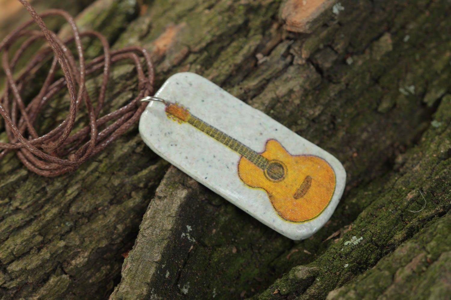 Pendentif en pâte polymère rectangulaire avec image de guitare fait main photo 1