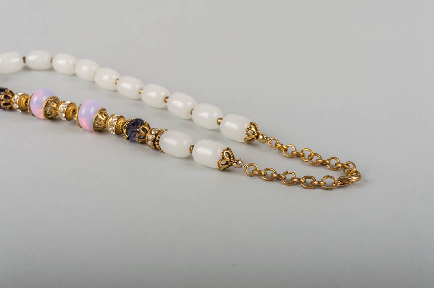 Schöne elegante handgemachte Halskette aus Natursteinen Nephrit und Mondstein foto 3