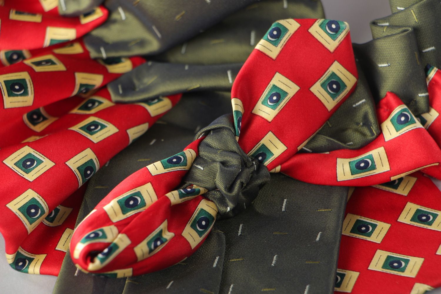 Collar de tela de corbatas vistoso y voluminoso hecho a mano foto 4