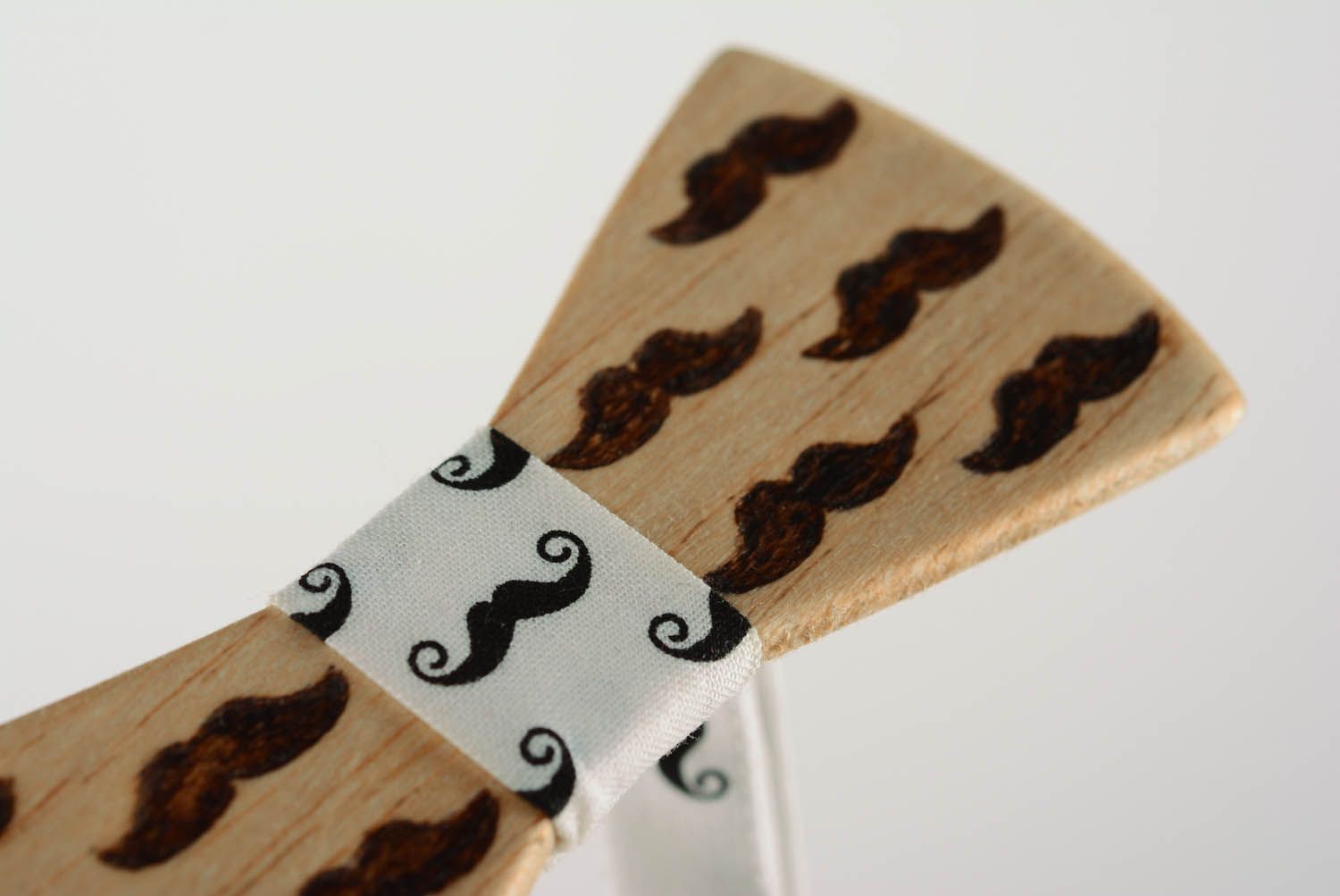Gravata borboleta com bigodes feita de madeira foto 4