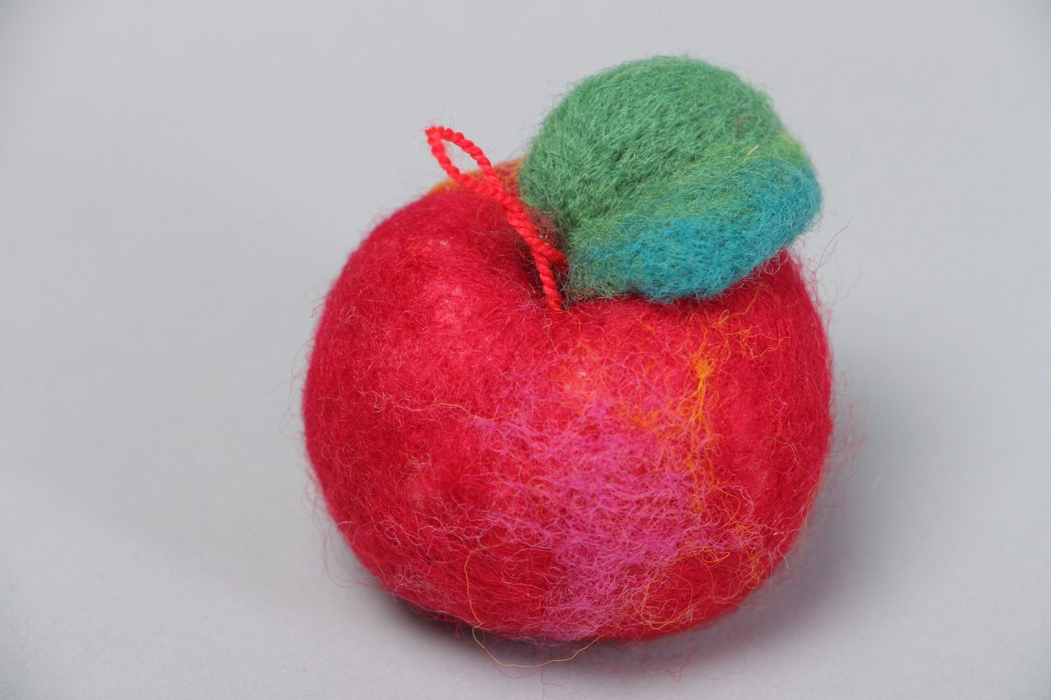 Jouet en laine feutrée fait main décoratif original pomme rouge à suspendre photo 2