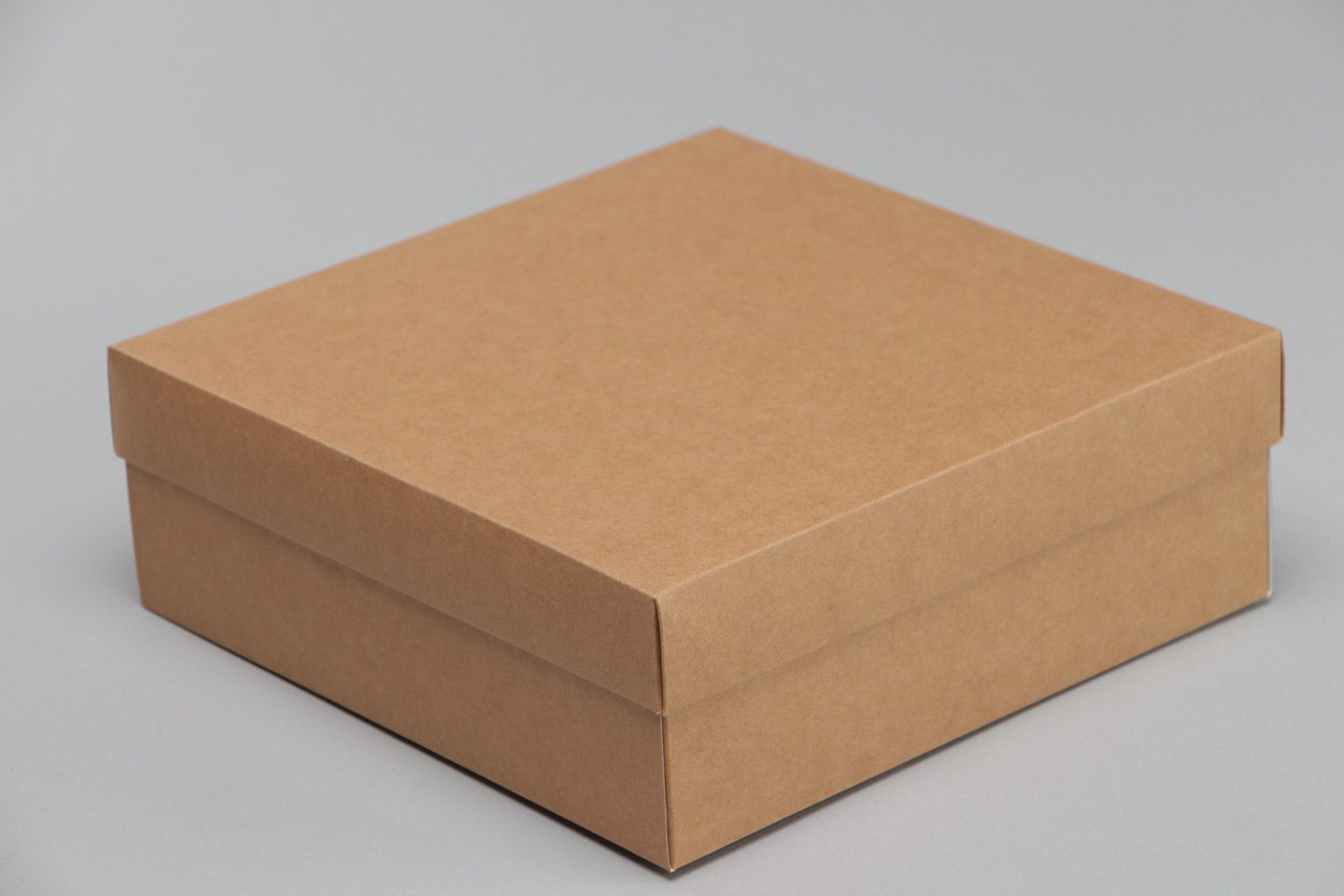 Petite boîte en carton brune carrée pour cadeaux faite main élégante recherchée  photo 3