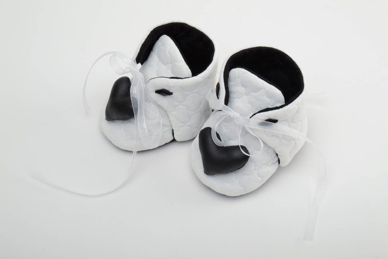 Детская обувь в виде ботиночек из трикотаж бело-черных с сердечками хэнд мэйд фото 2