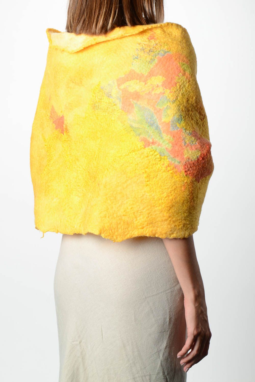 Grand Châle fait main en laine feutrée jaune original Vêtement pour femme photo 2