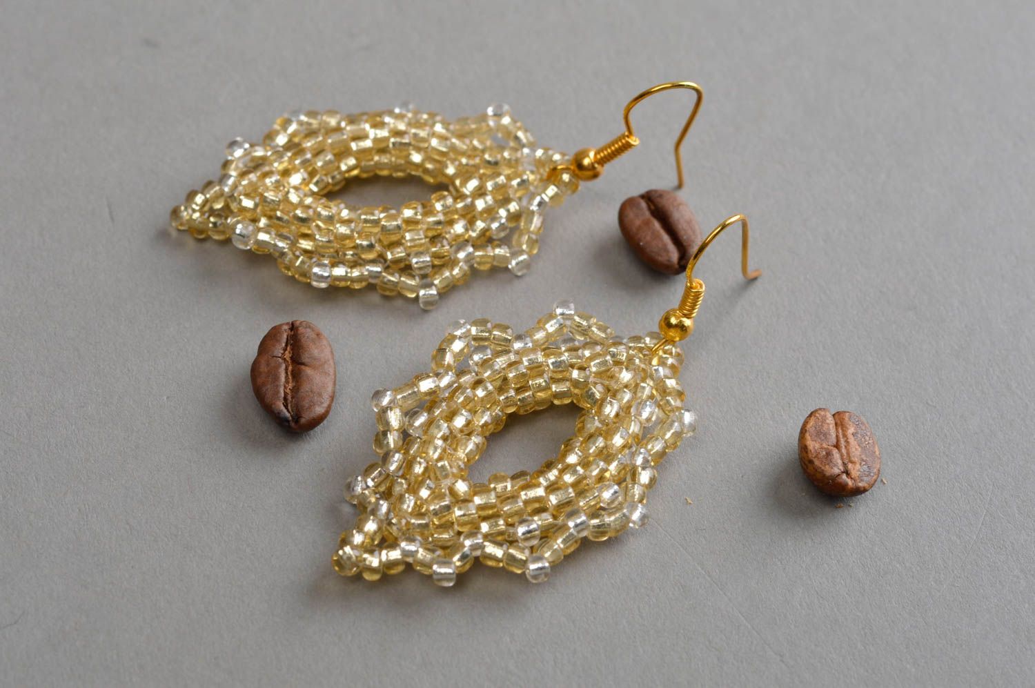 Золотистые круглые серьги из бисера стильные ручной работы для девушек подарок фото 1