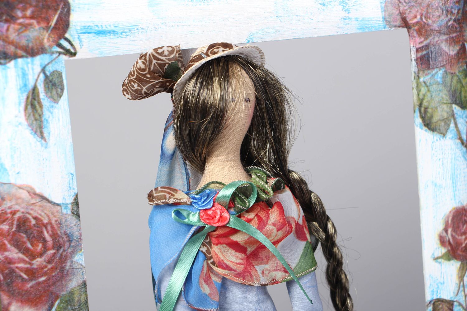 Textil Puppe im Rahmen auf Ständer  foto 2