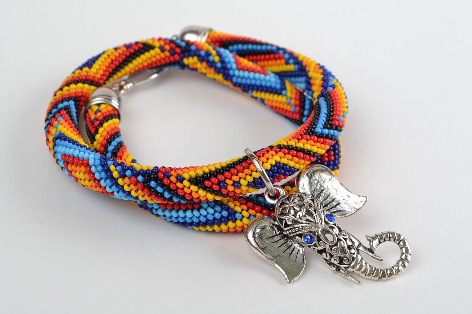 Collar de abalorios tejido artesanal multicolor con elefante en estilo indiano foto 3
