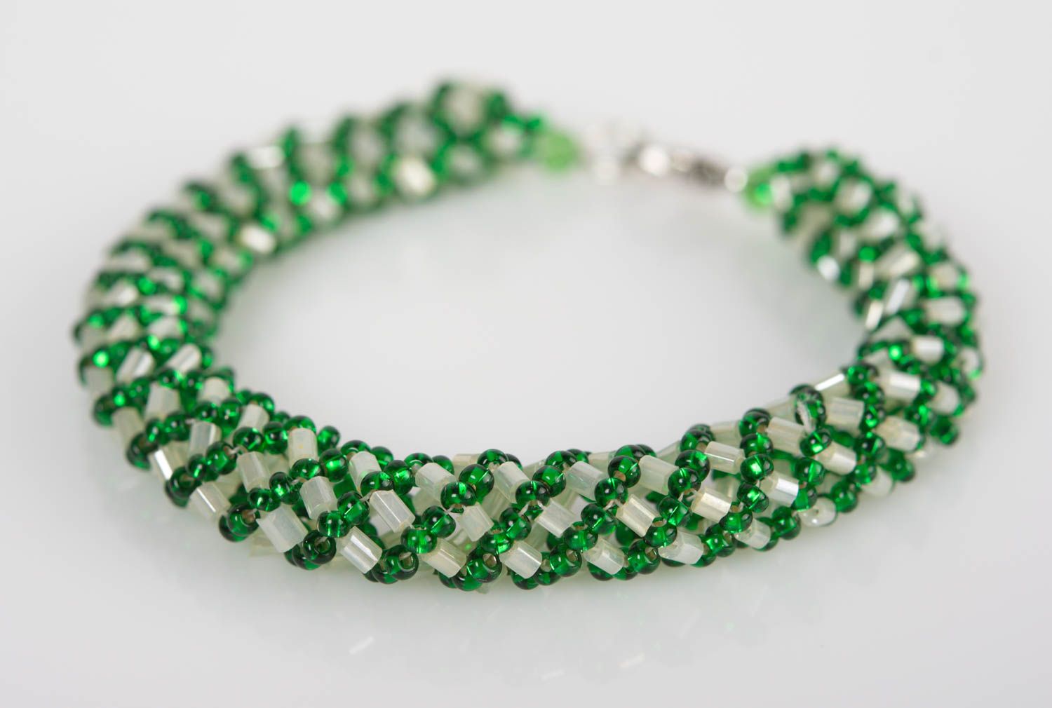 Бисерный браслет бело-зеленый ручной работы яркий женский оригинальный фото 1