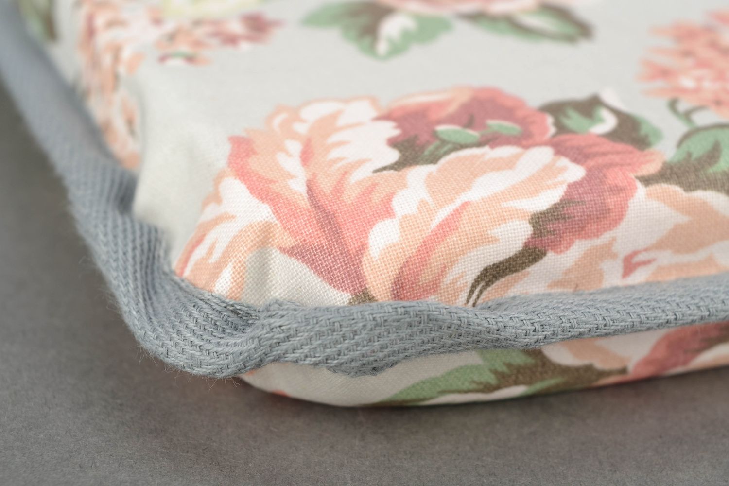 Плоская подушка на стул с цветочным принтом фото 4