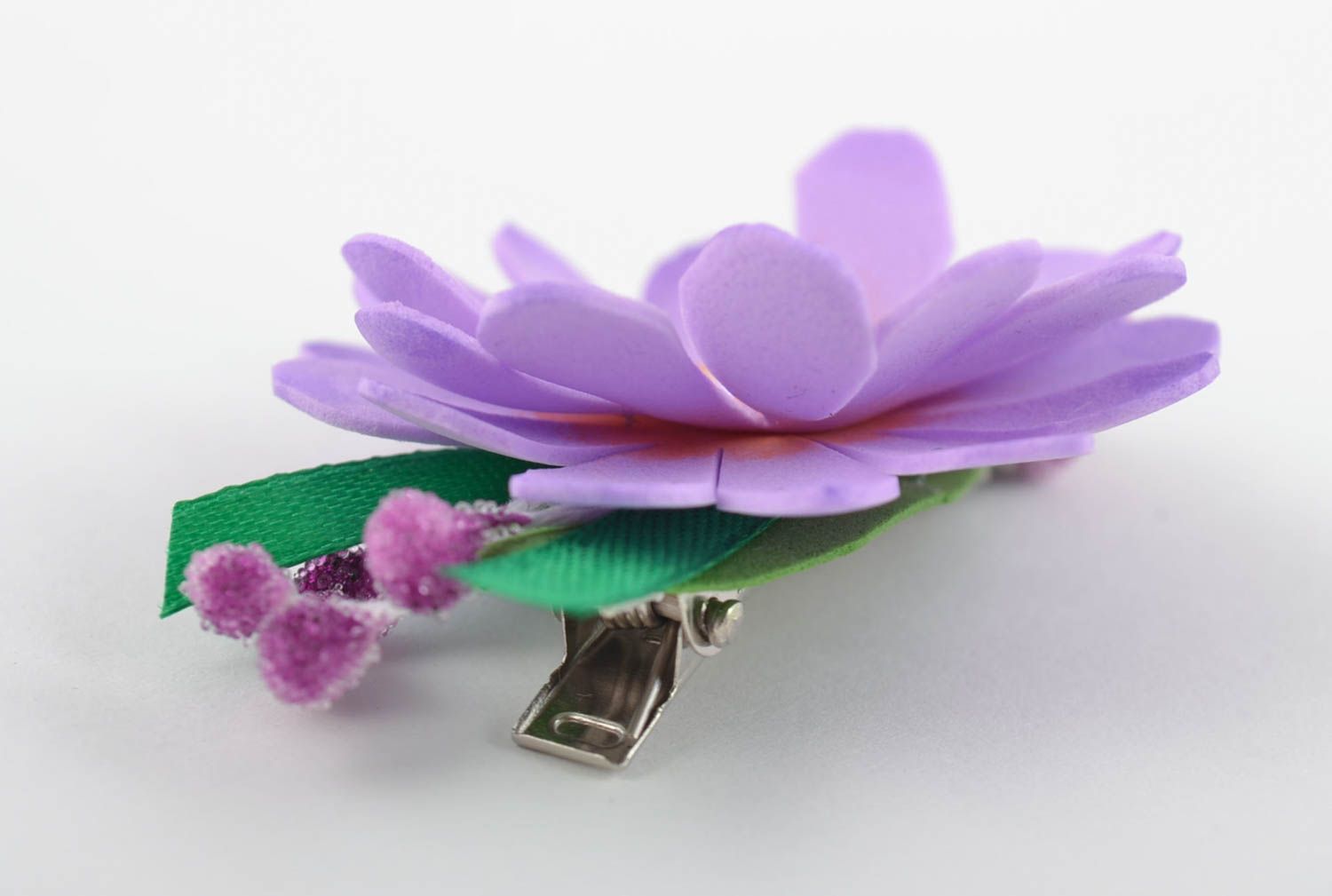 Красивая нежная заколка из фоамирана ручной работы в виде цветка фиолетовая фото 4