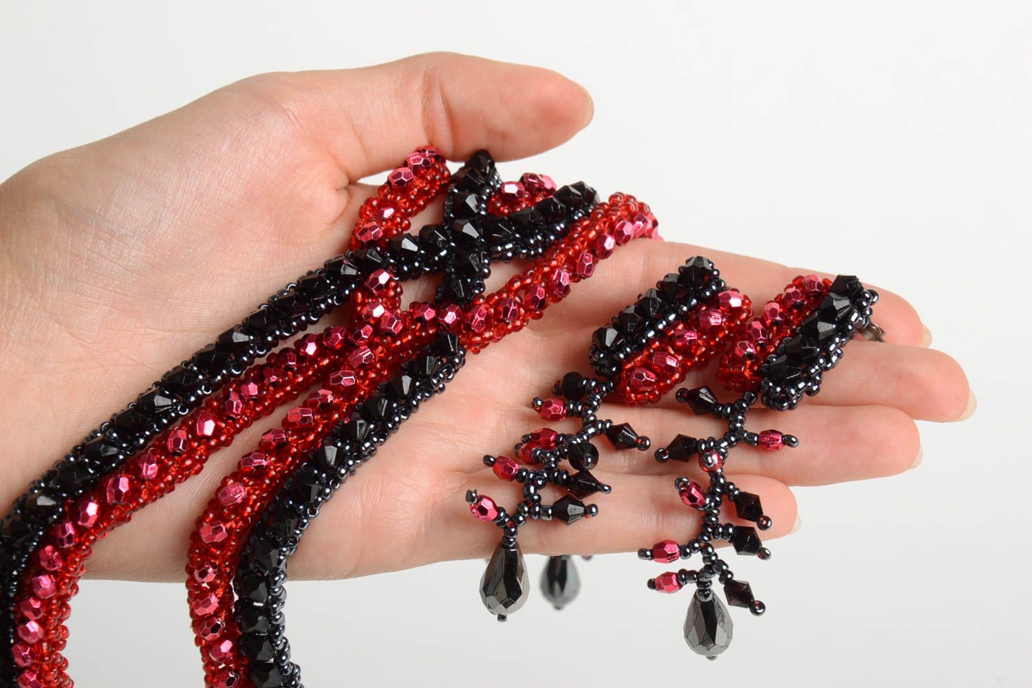Bijoux faits main Collier femme Boucles d'oreilles perles de rocaille rouge noir photo 3
