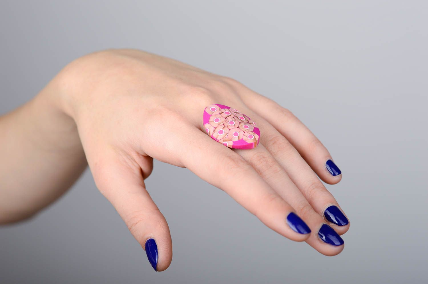 Grande bague Bijou fait main rose crayons argile Accessoire femme design photo 2