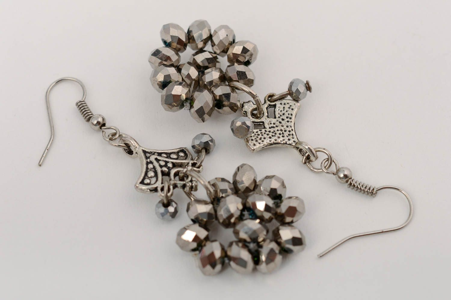 Boucles d'oreilles pendantes en cristal grises faites main accessoire original photo 5