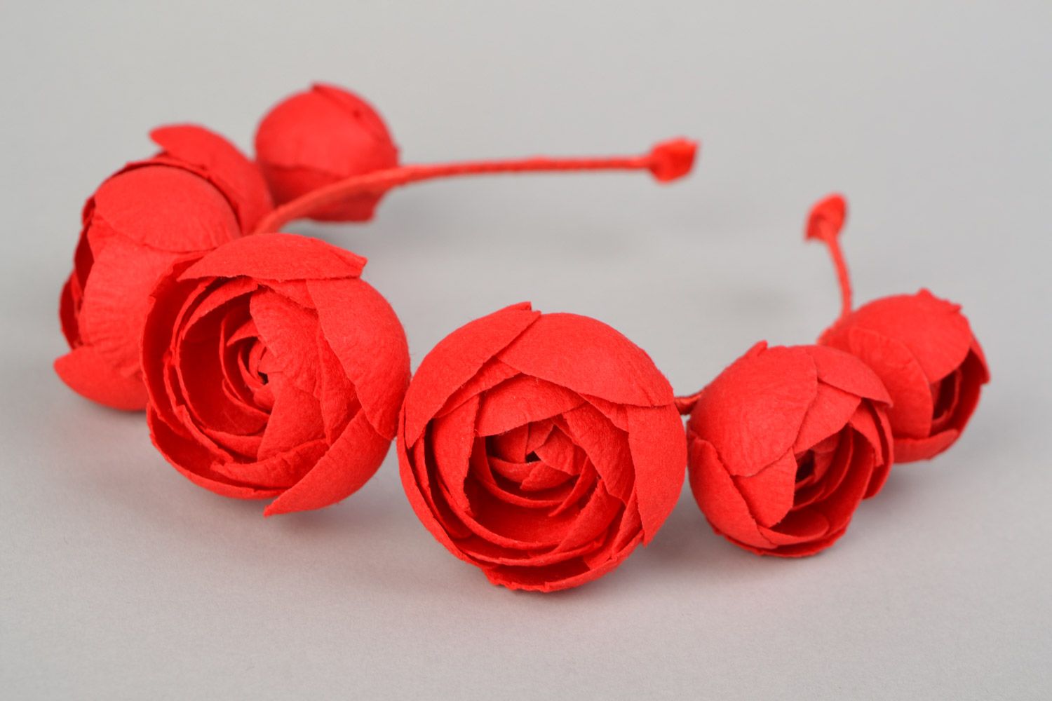 Serre-tête à fleurs rouges faites main base en métal bijou à cheveux luxueux photo 3