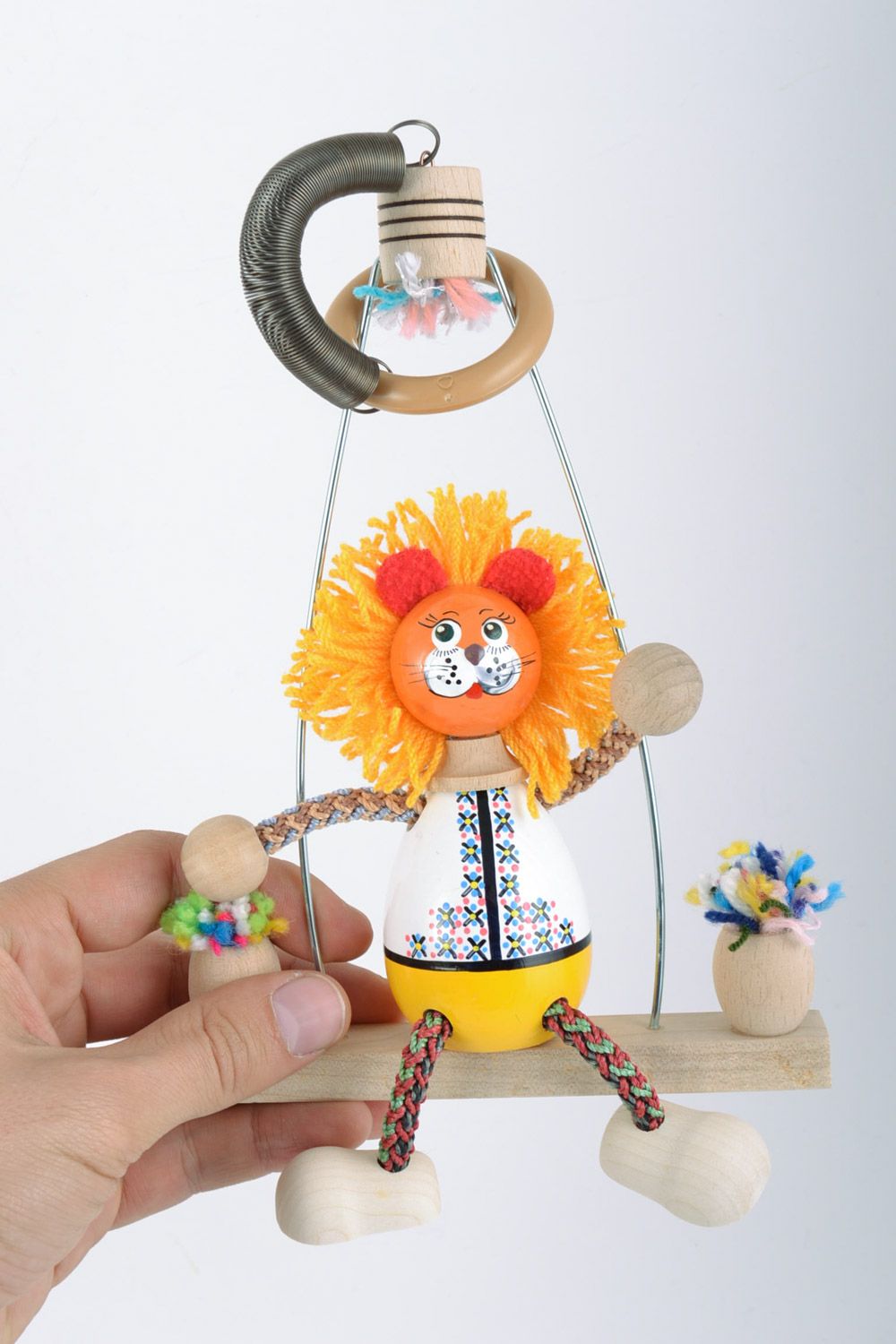 Авторская подвесная деревянная игрушка с росписью ручной работы Лев на качелях фото 2