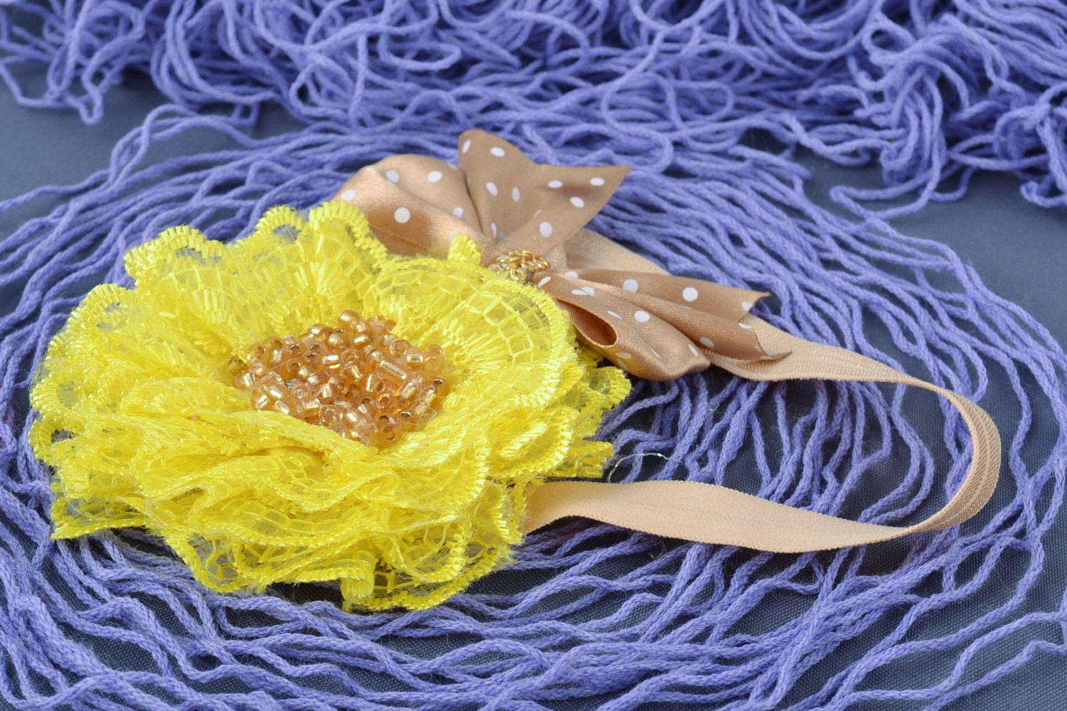 Красивая повязка на голову с цветком из атласных лент желтая ручной работы  фото 1