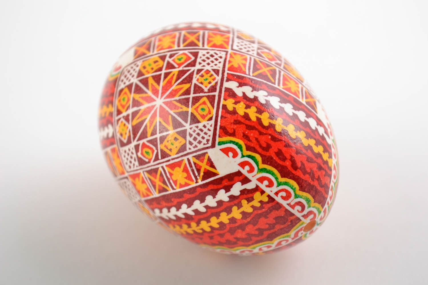 Huevo de Pascua hecho a mano pintado con símbolos foto 3