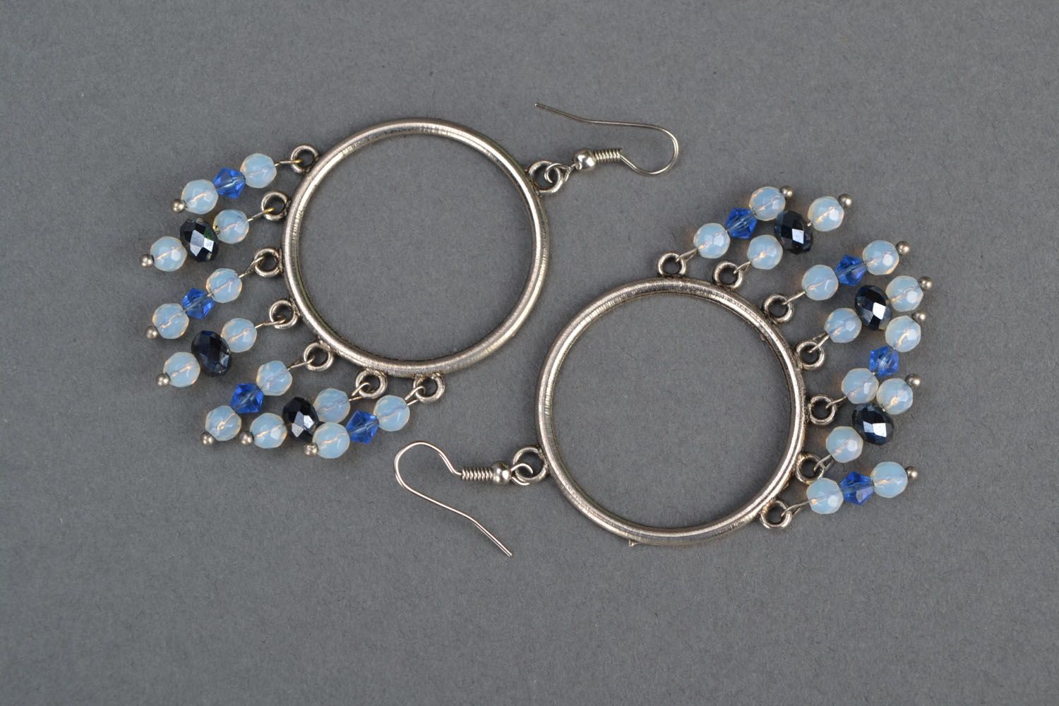 Rondes boucles d'oreilles pendantes avec perles de rocaille photo 2