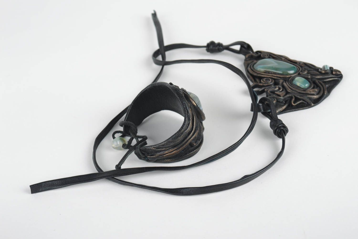 Bijoux en cuir et pierres Pendentif fait main Bracelet large Accessoire design photo 4