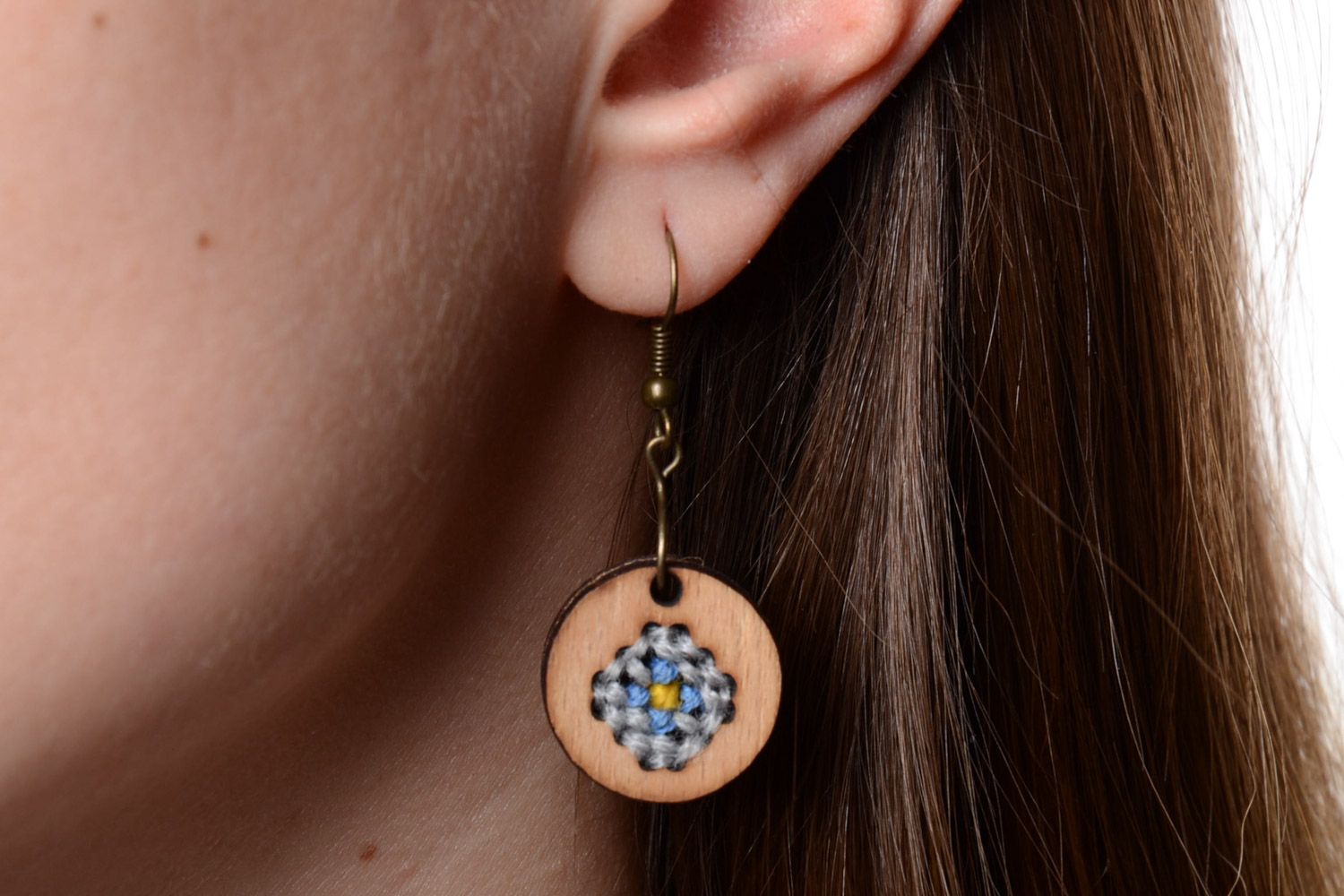 Kleine runde handgemachte künstlerische Ohrringe mit Stickerei aus Furnierholz foto 5