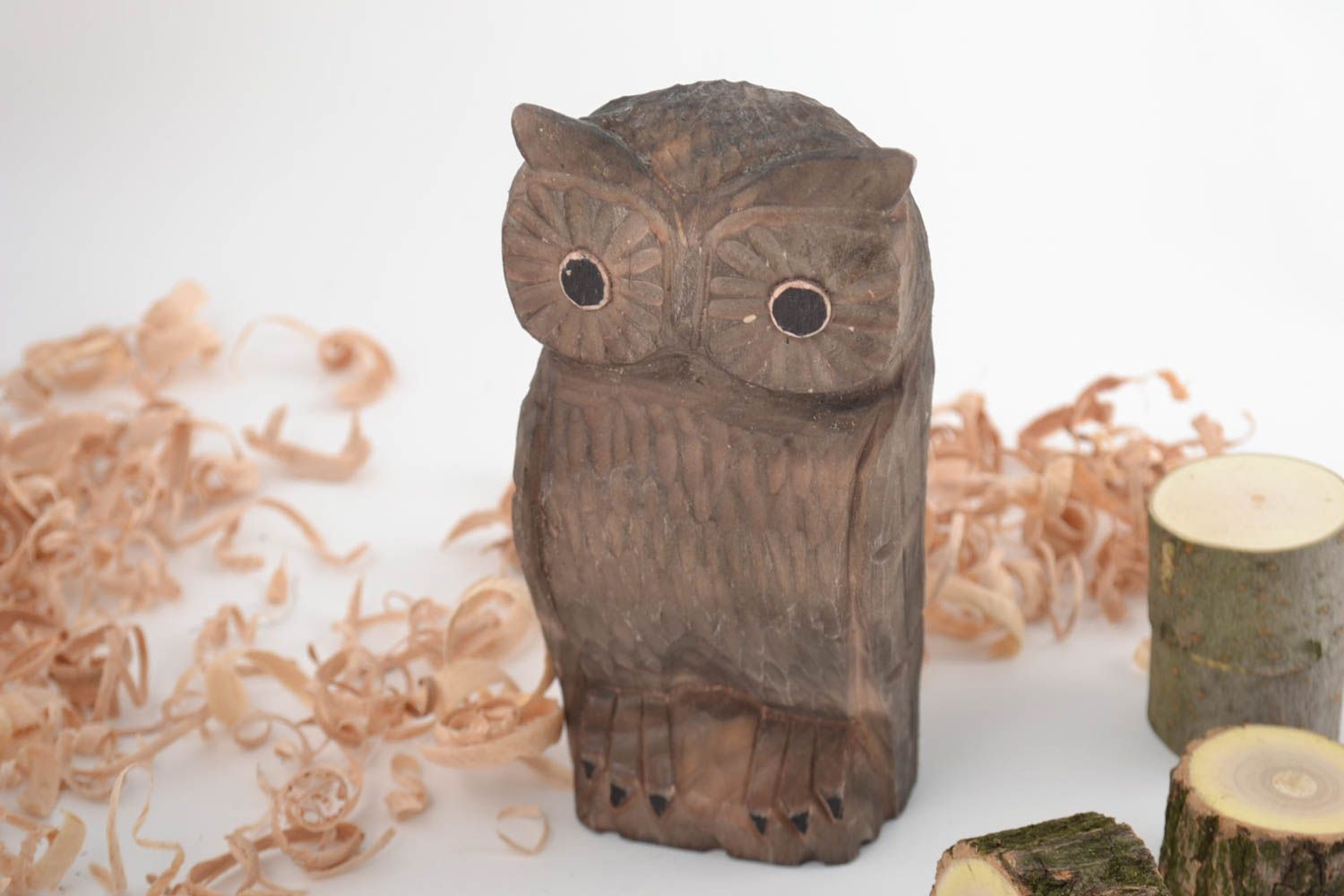 Handmade beautiful carved dark wooden figurine of owl for table decoration photo 1