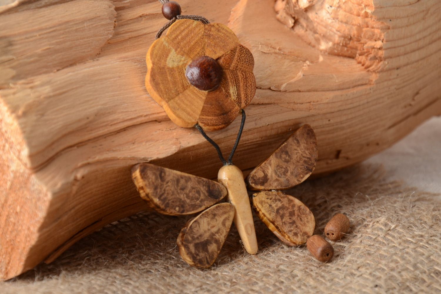 Handgemachter Anhänger aus Holz Schmetterling mit Schnur Ethno Stil Künstlerisch foto 1
