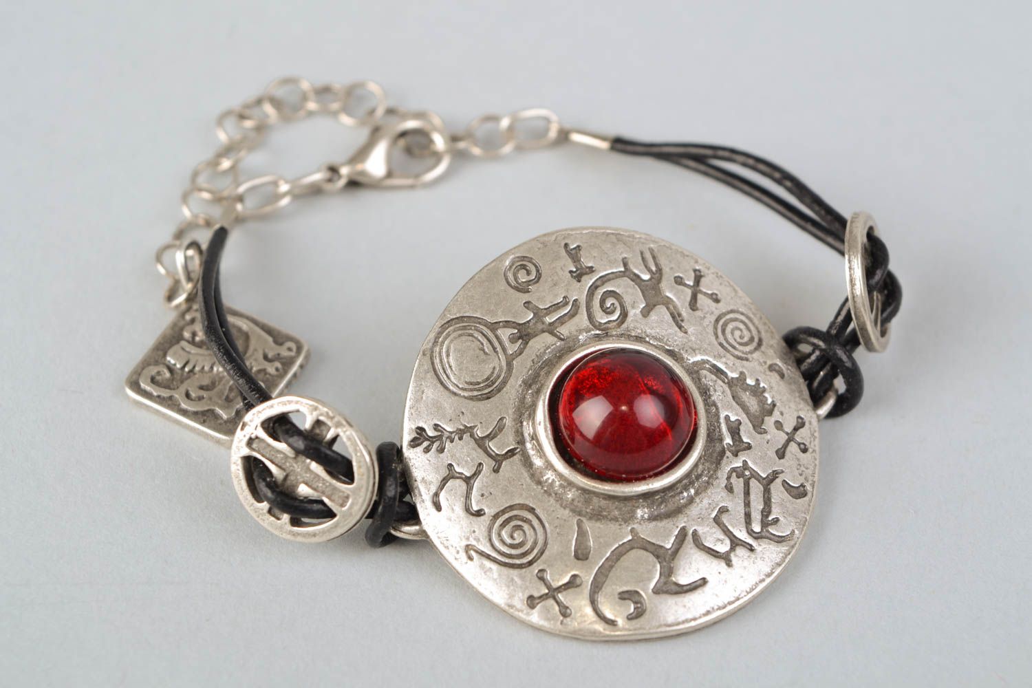 Bracelet en métal original avec cabochon rouge fait main Harmonie de vie photo 4