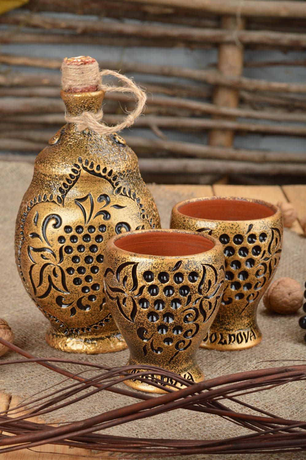 Juego de cerámica garrafa de arcilla de 750 ml y vasos decorativos dorados foto 1
