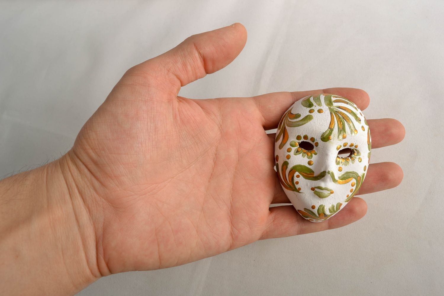 Designer fridge magnet in the shape of souvenir mask photo 1