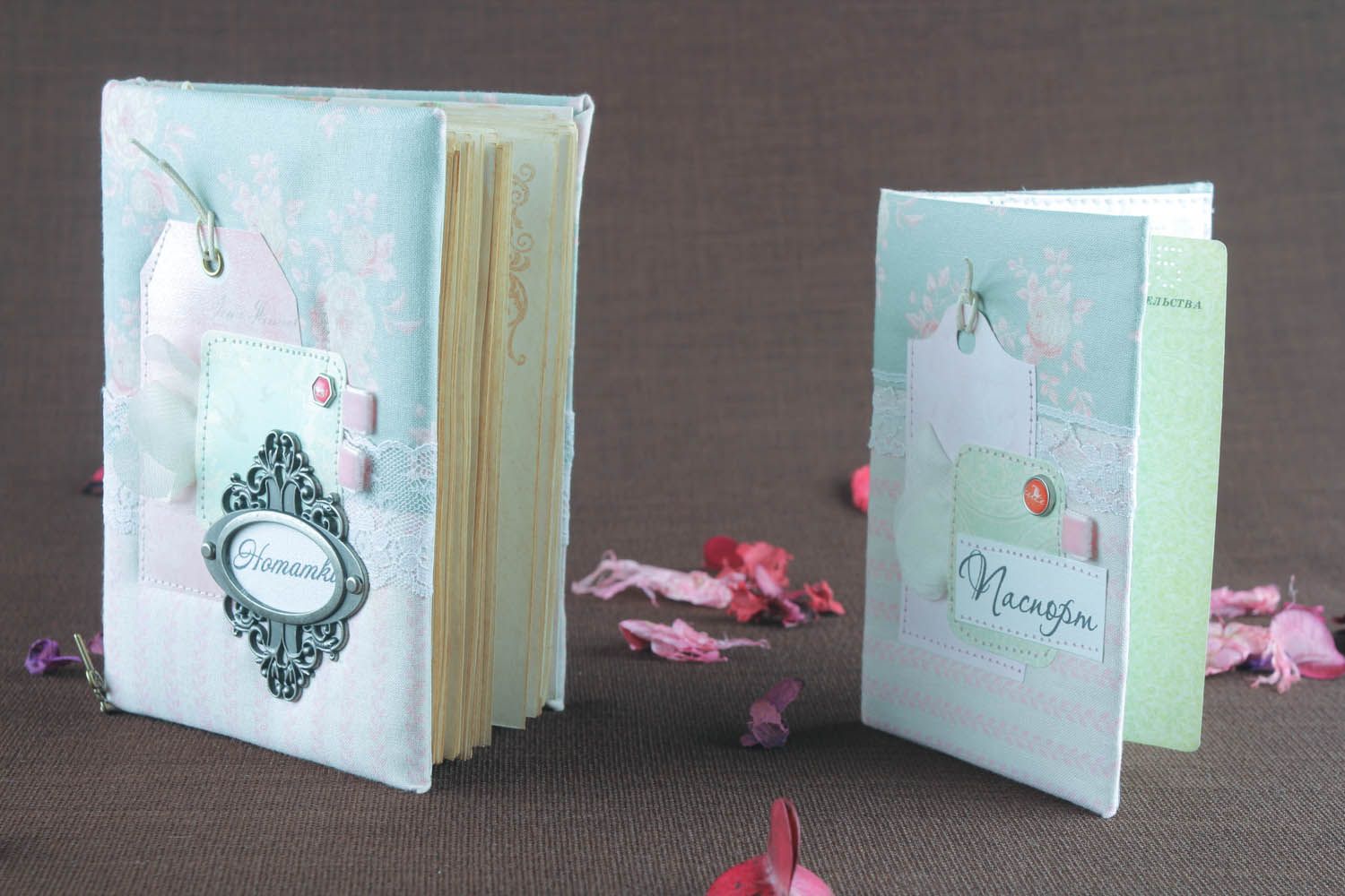 Bloco de notas e capa para passaporte feito à mão de tecido com cheiro  decorado com elementos decorativos  foto 1