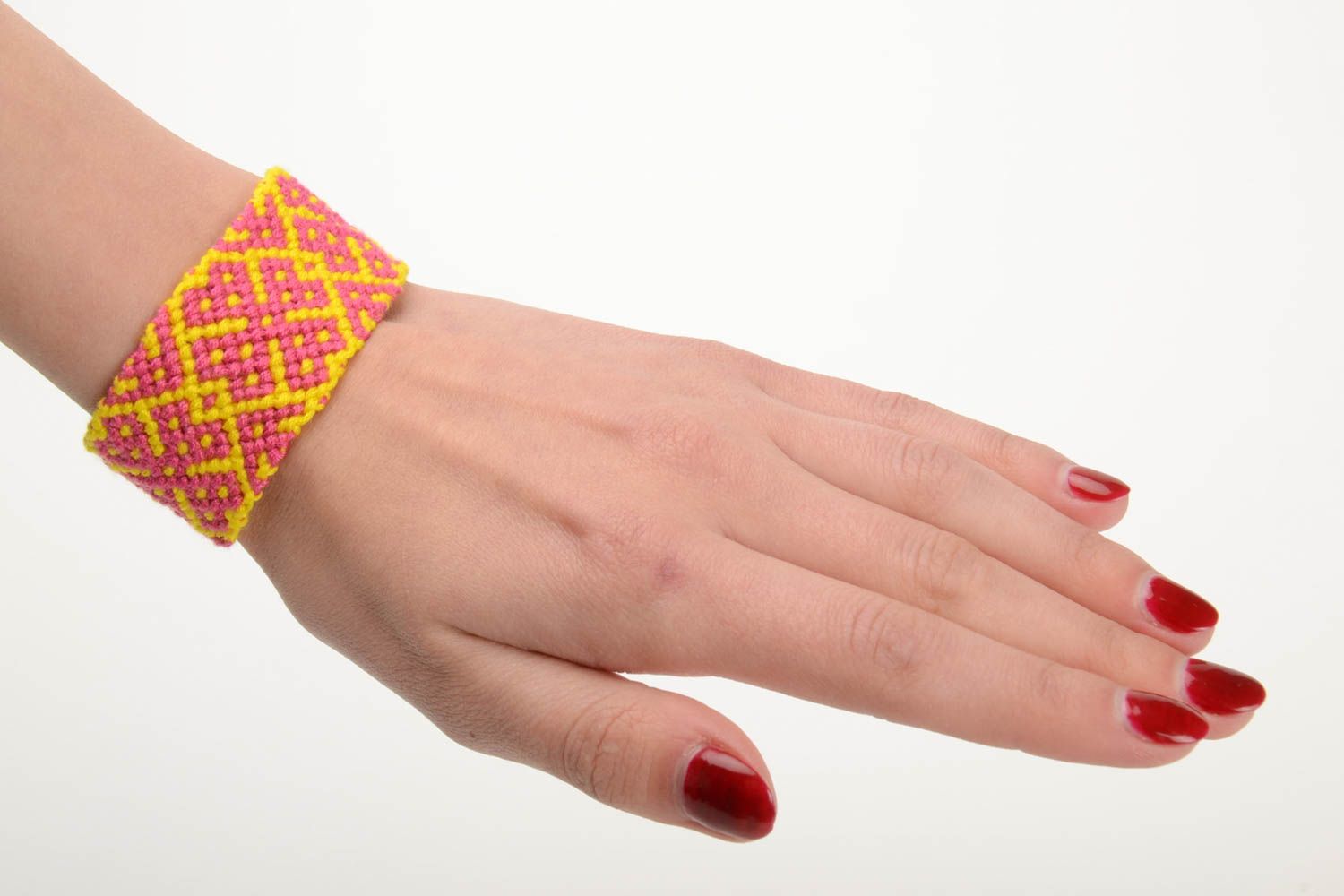 Geflochtenes breites Armband aus Fäden Mouline gelb rosa handgemacht mit Muster foto 5