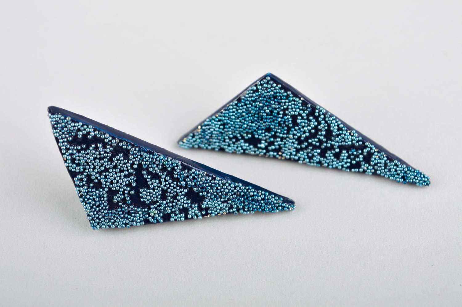 Серьги из полимерной глины украшение ручной работы треугольные серьги гвоздики фото 3