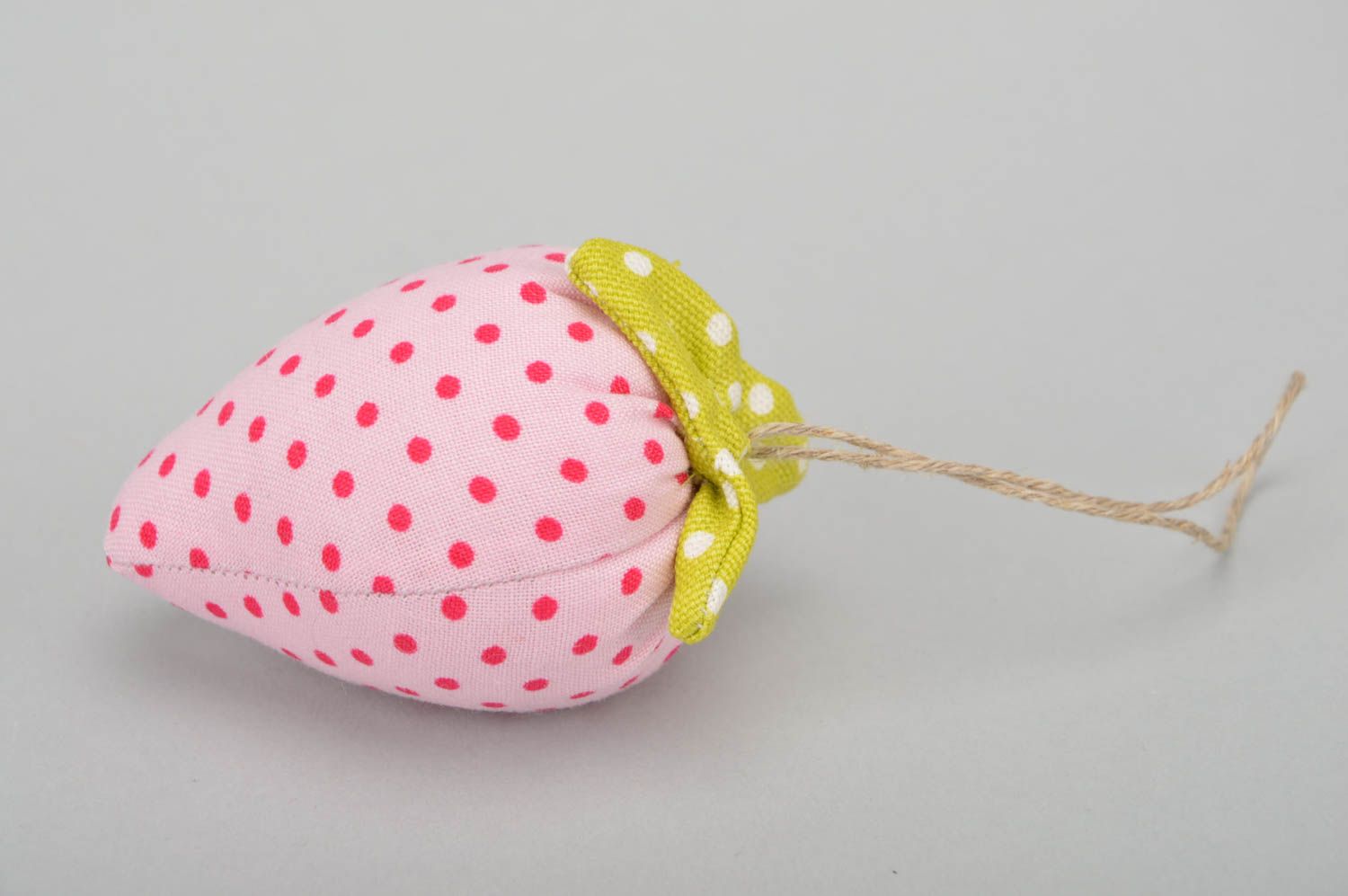 Мягкая игрушка для декора в виде клубнички розовая в горошек ручная работа фото 5