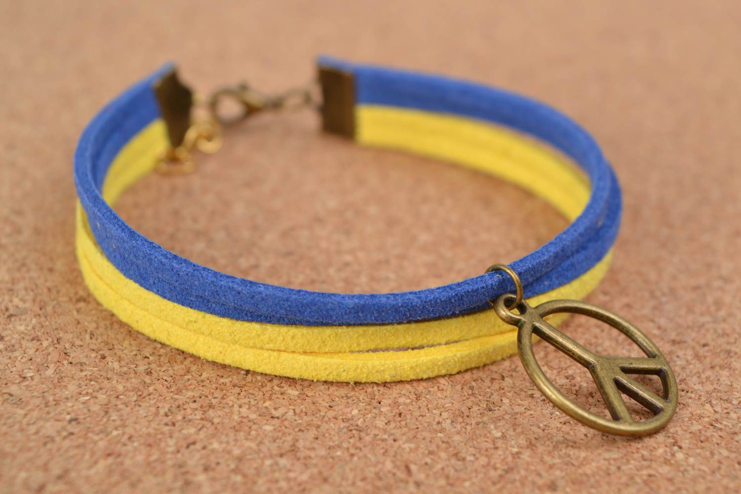 Handgemachtes blau gelbes Armband aus Wildleder mit Anhänger Peace Zeichen  foto 1