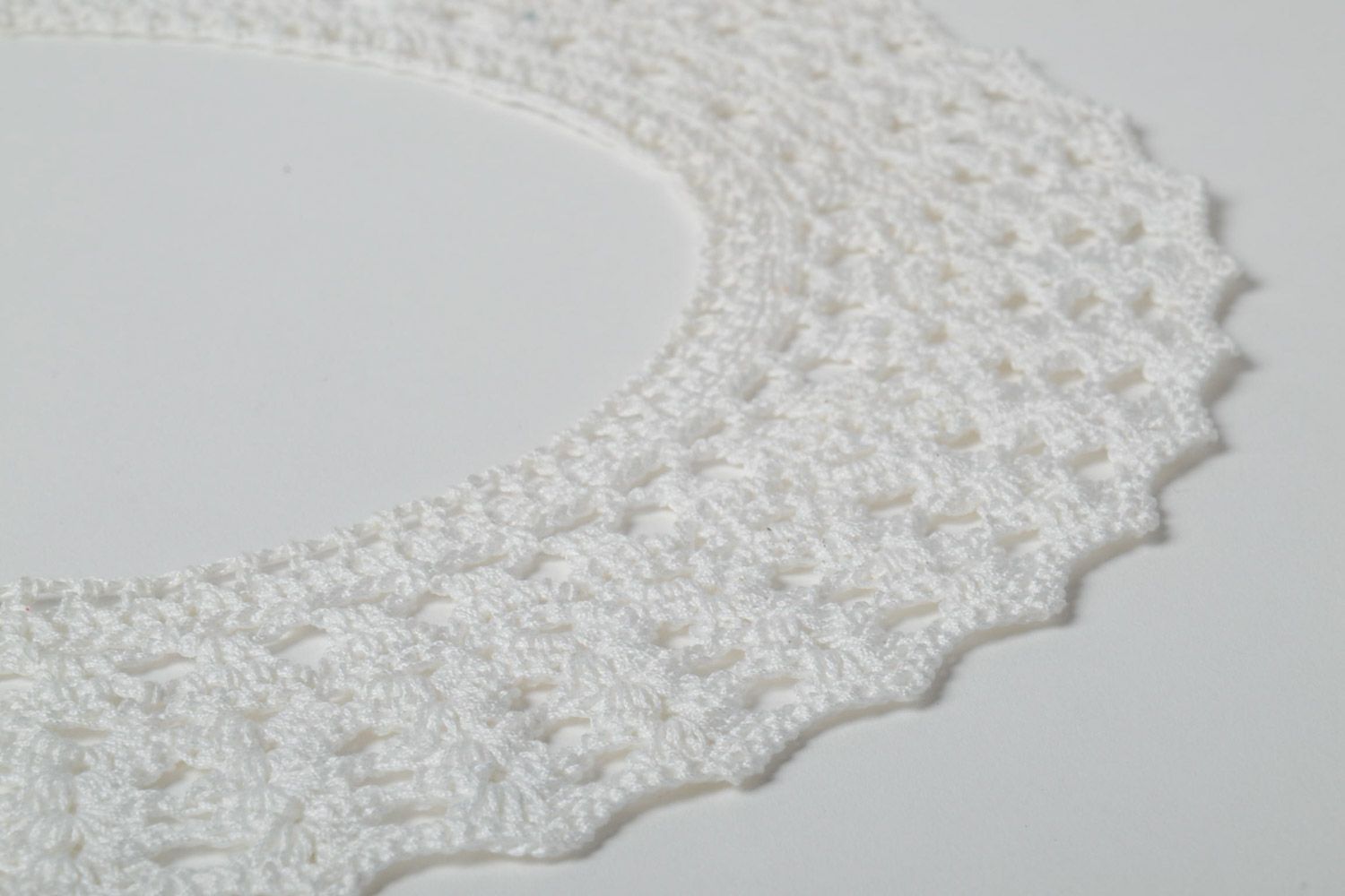 Handmade white lace detachable decorative collar crocheted of cotton threads photo 3